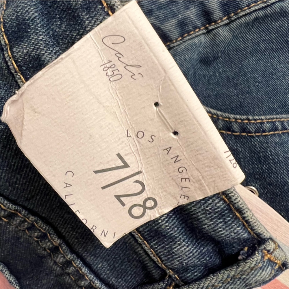 Cali1850 All Over Grommet Low Rise Straight Jeans - Medium Wash size 7/28 - Picture 4 of 16